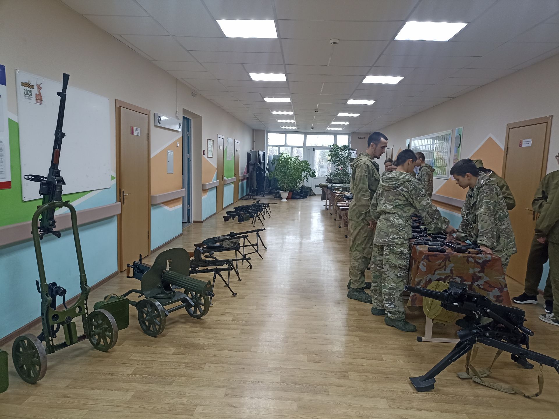 Кукмара 4нче урта мәктәбендә хәрбиләргә ярдәм йөзеннән татлы ярминкә оештырылды