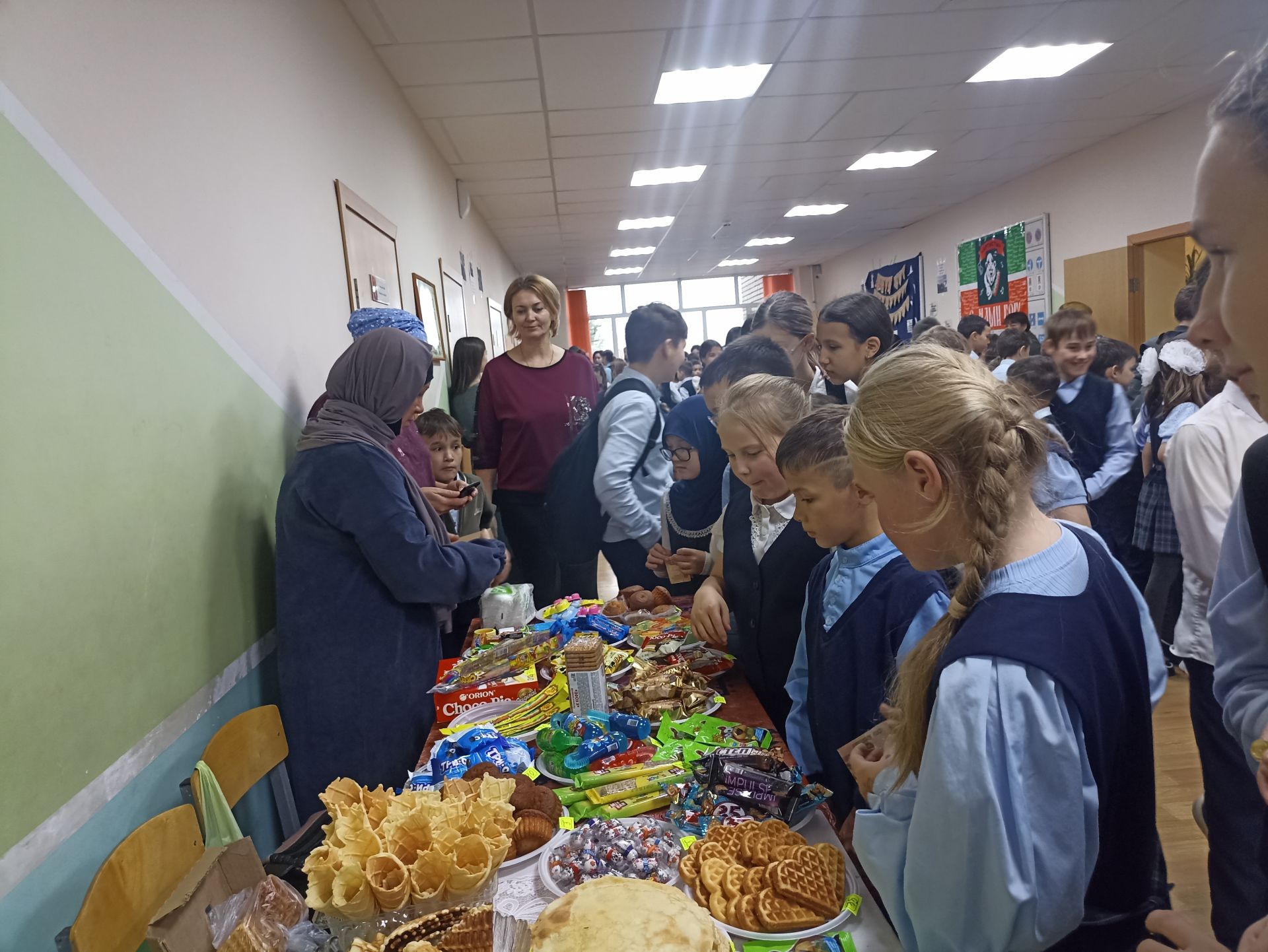 Кукмара 4нче урта мәктәбендә хәрбиләргә ярдәм йөзеннән татлы ярминкә оештырылды