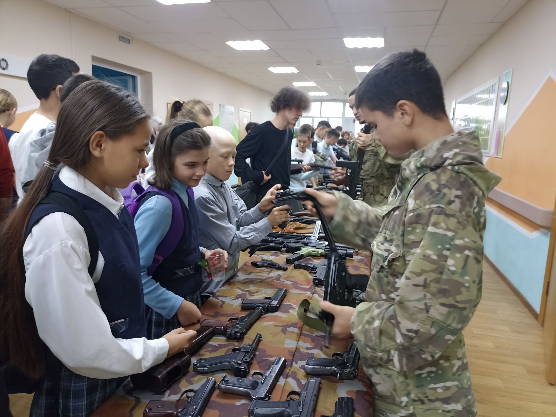 Кукмара 4нче урта мәктәбендә хәрбиләргә ярдәм йөзеннән татлы ярминкә оештырылды