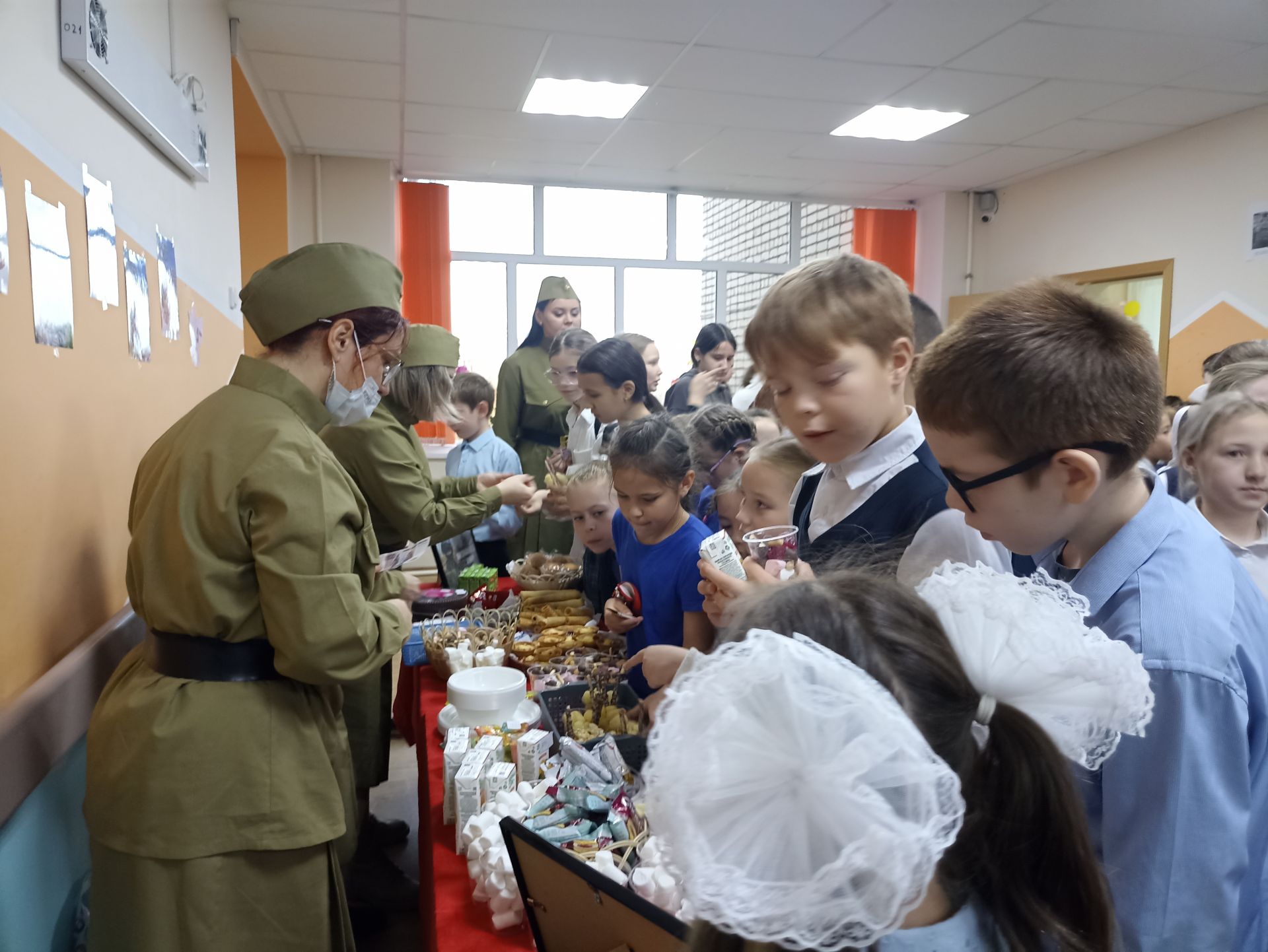 Кукмара 4нче урта мәктәбендә хәрбиләргә ярдәм йөзеннән татлы ярминкә оештырылды