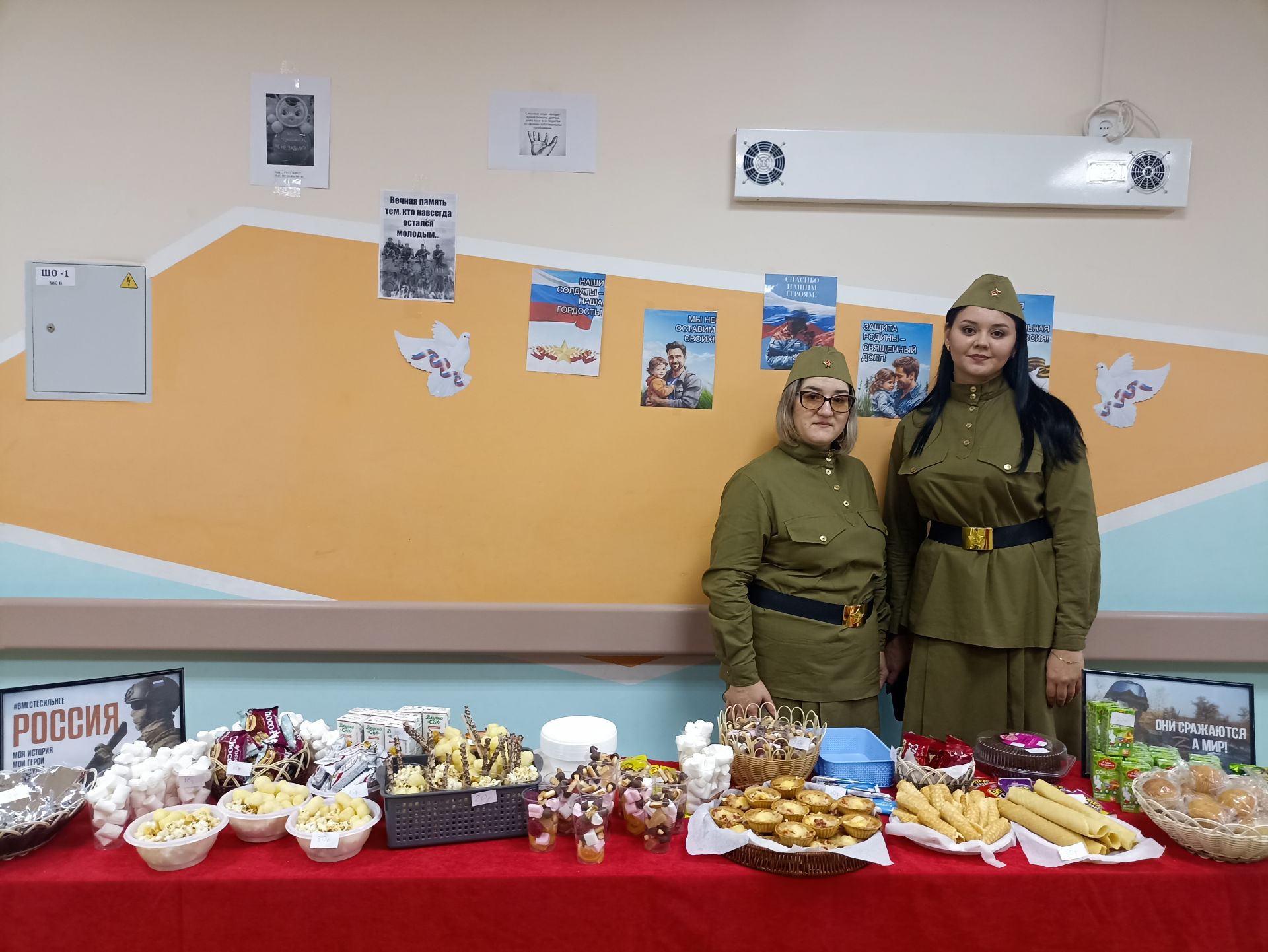 Кукмара 4нче урта мәктәбендә хәрбиләргә ярдәм йөзеннән татлы ярминкә оештырылды