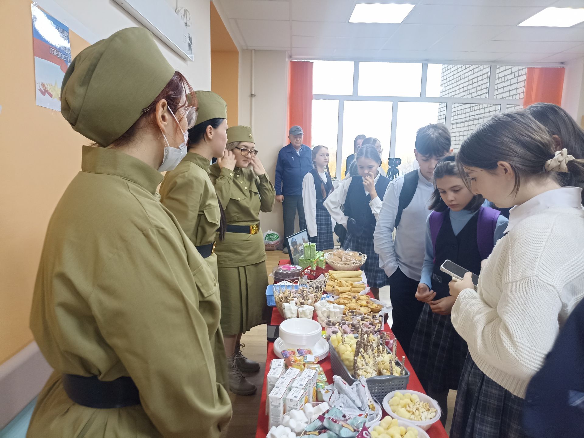 Кукмара 4нче урта мәктәбендә хәрбиләргә ярдәм йөзеннән татлы ярминкә оештырылды