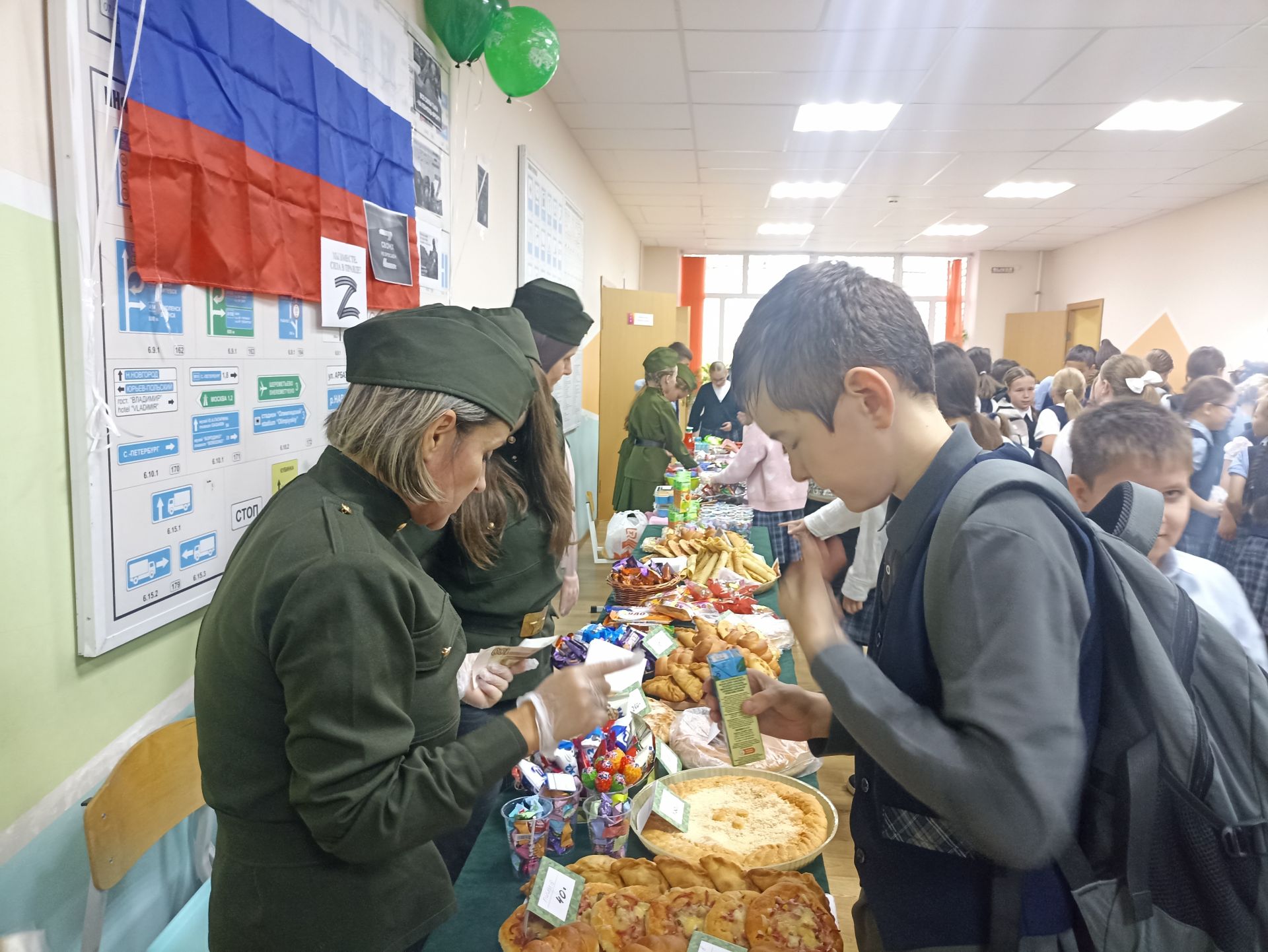 Кукмара 4нче урта мәктәбендә хәрбиләргә ярдәм йөзеннән татлы ярминкә оештырылды