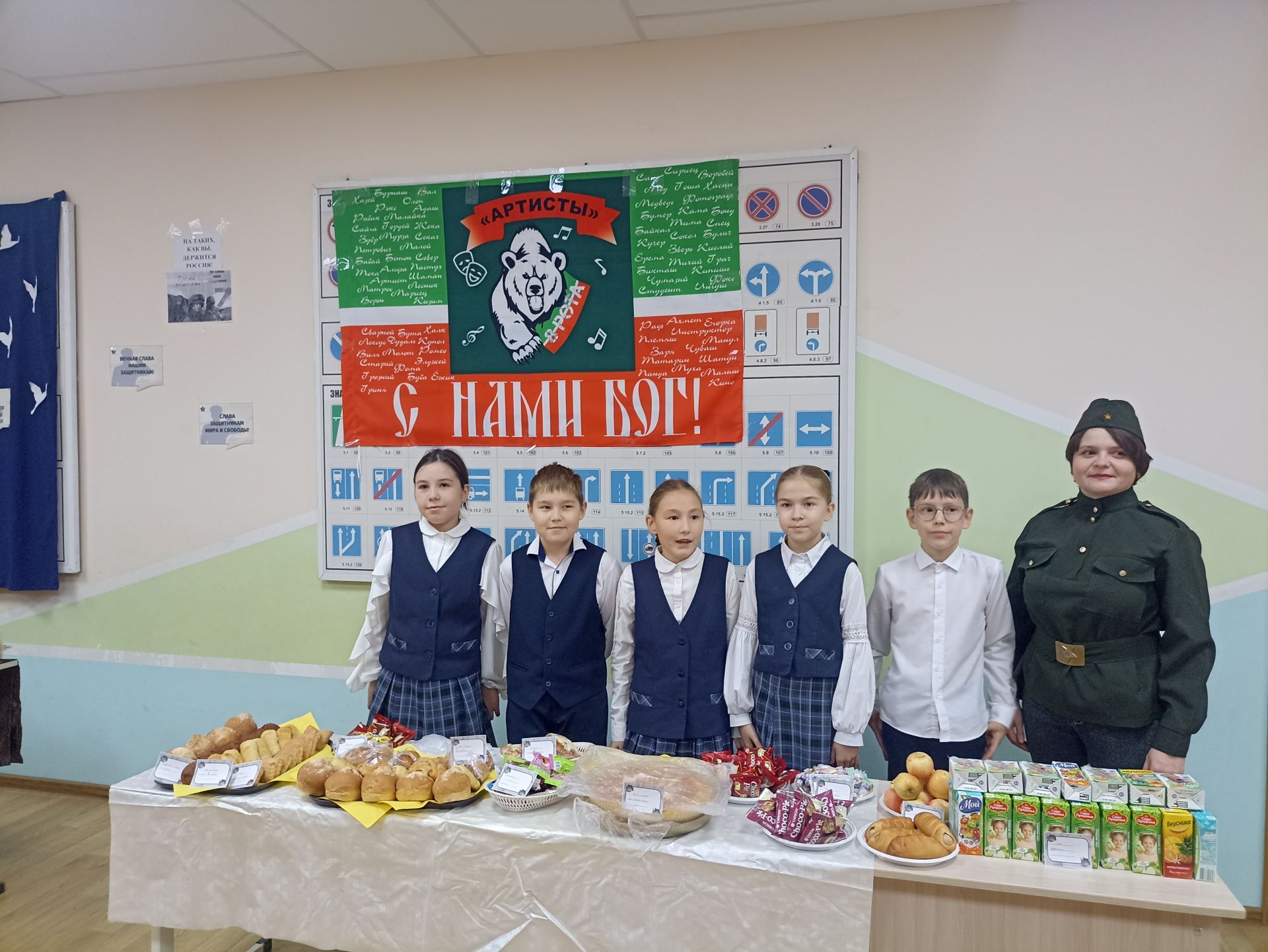 Кукмара 4нче урта мәктәбендә хәрбиләргә ярдәм йөзеннән татлы ярминкә оештырылды