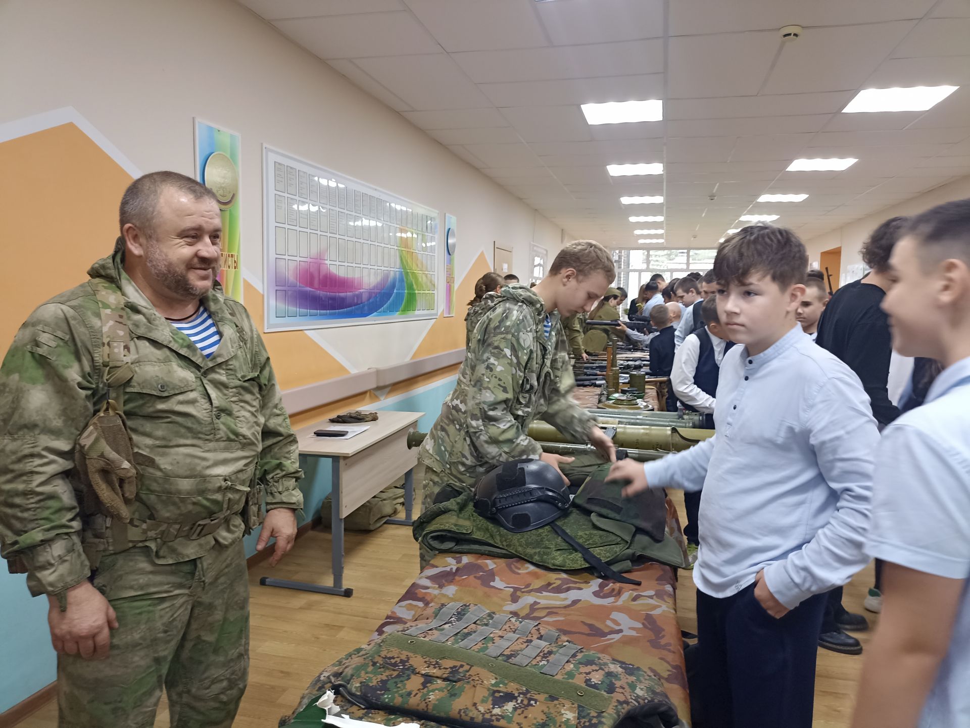 Кукмара 4нче урта мәктәбендә хәрбиләргә ярдәм йөзеннән татлы ярминкә оештырылды