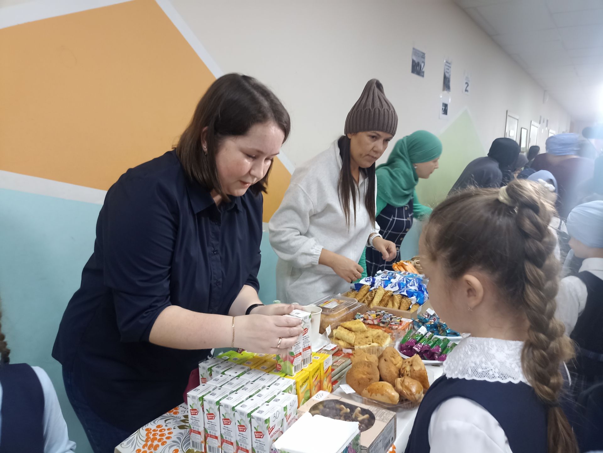 Кукмара 4нче урта мәктәбендә хәрбиләргә ярдәм йөзеннән татлы ярминкә оештырылды