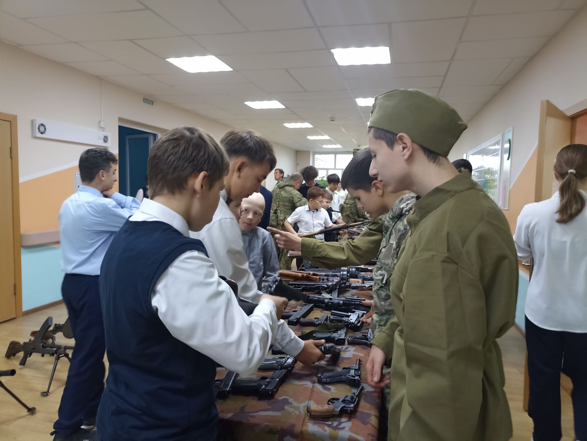 Кукмара 4нче урта мәктәбендә хәрбиләргә ярдәм йөзеннән татлы ярминкә оештырылды