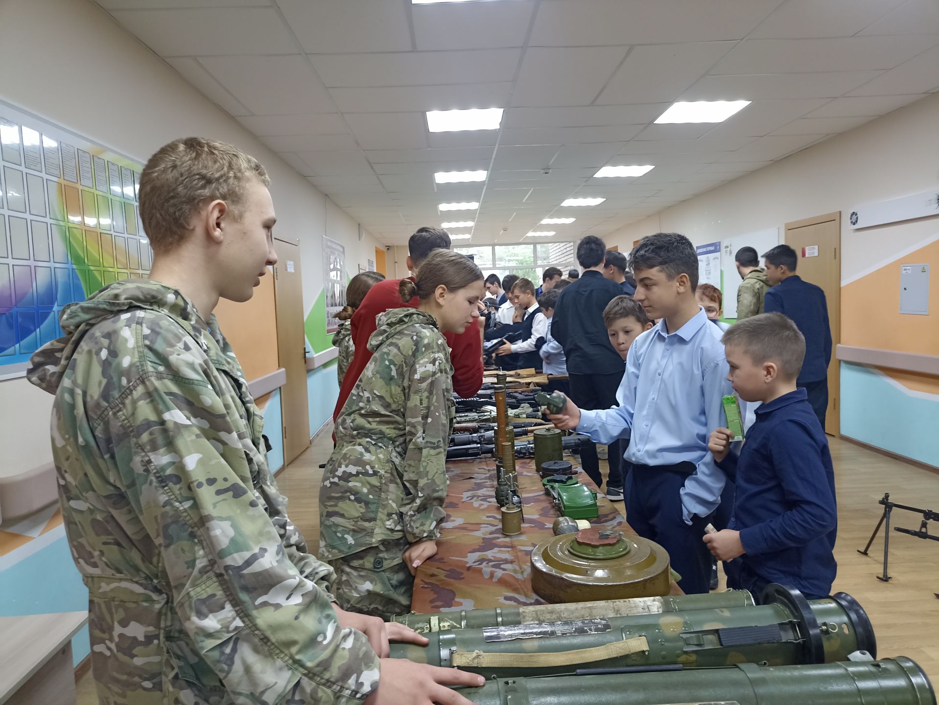 Кукмара 4нче урта мәктәбендә хәрбиләргә ярдәм йөзеннән татлы ярминкә оештырылды