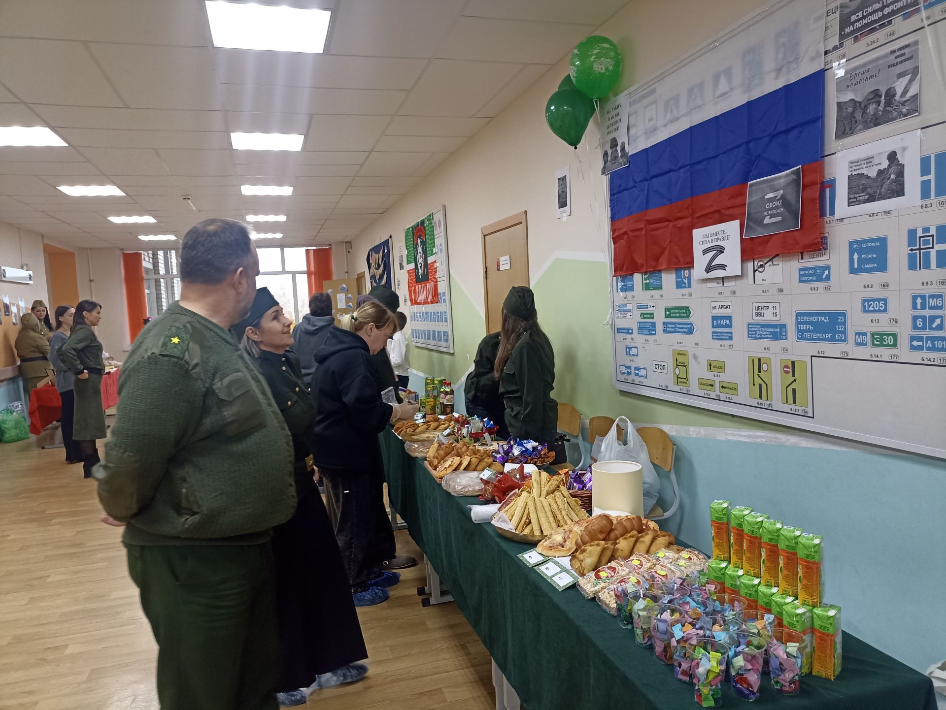 Кукмара 4нче урта мәктәбендә хәрбиләргә ярдәм йөзеннән татлы ярминкә оештырылды