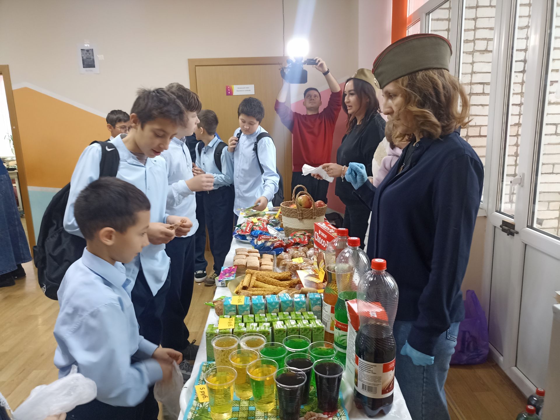 Кукмара 4нче урта мәктәбендә хәрбиләргә ярдәм йөзеннән татлы ярминкә оештырылды