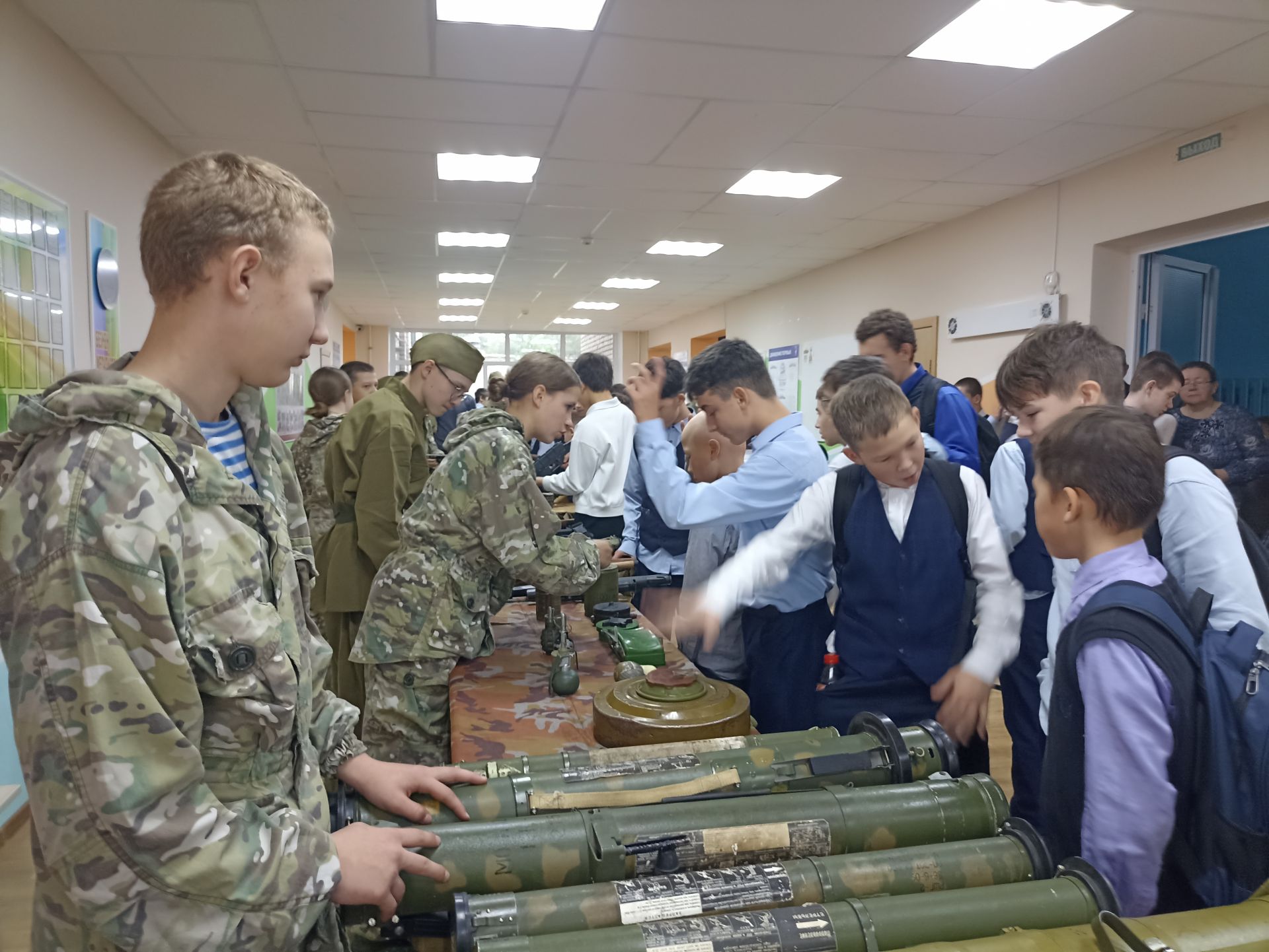 Кукмара 4нче урта мәктәбендә хәрбиләргә ярдәм йөзеннән татлы ярминкә оештырылды