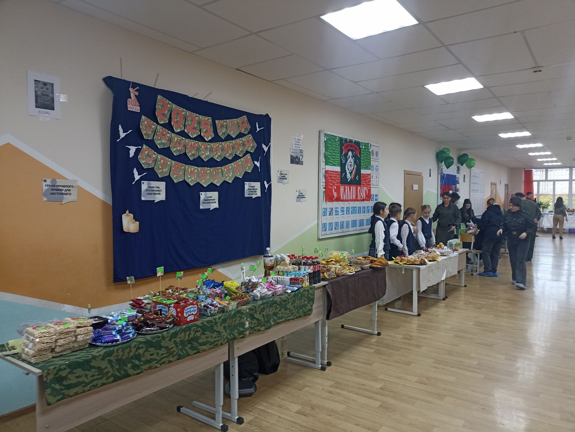 Кукмара 4нче урта мәктәбендә хәрбиләргә ярдәм йөзеннән татлы ярминкә оештырылды