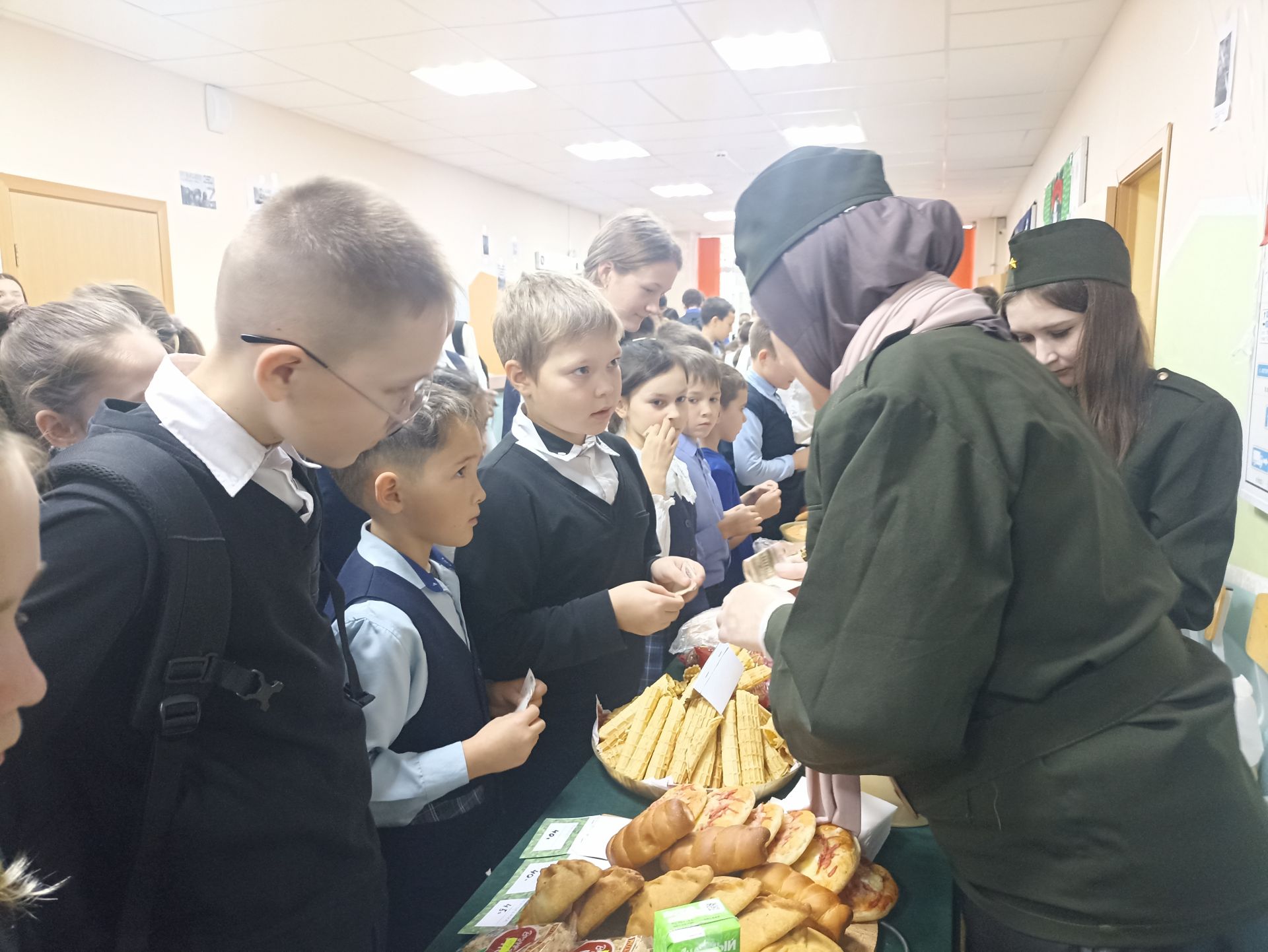 Кукмара 4нче урта мәктәбендә хәрбиләргә ярдәм йөзеннән татлы ярминкә оештырылды