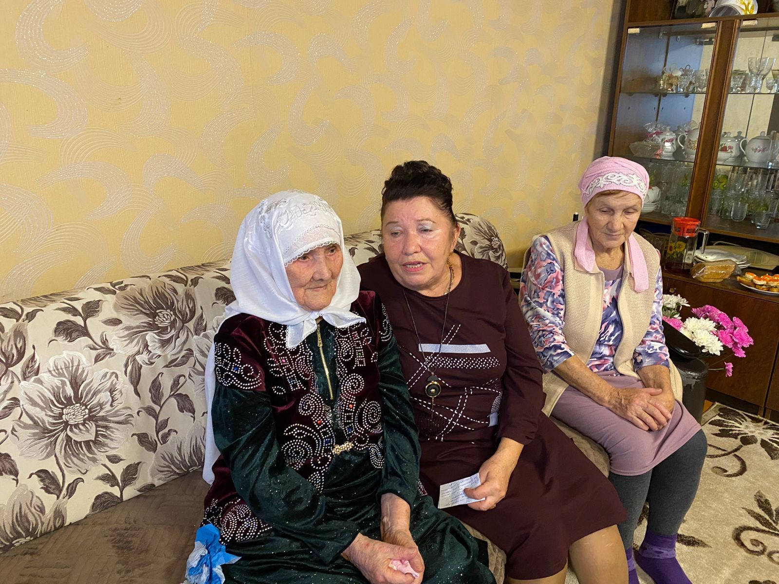 Ана бәхете: Вахит авылында яшәүче Разыя Гарифуллина янында аның «алтыннары»