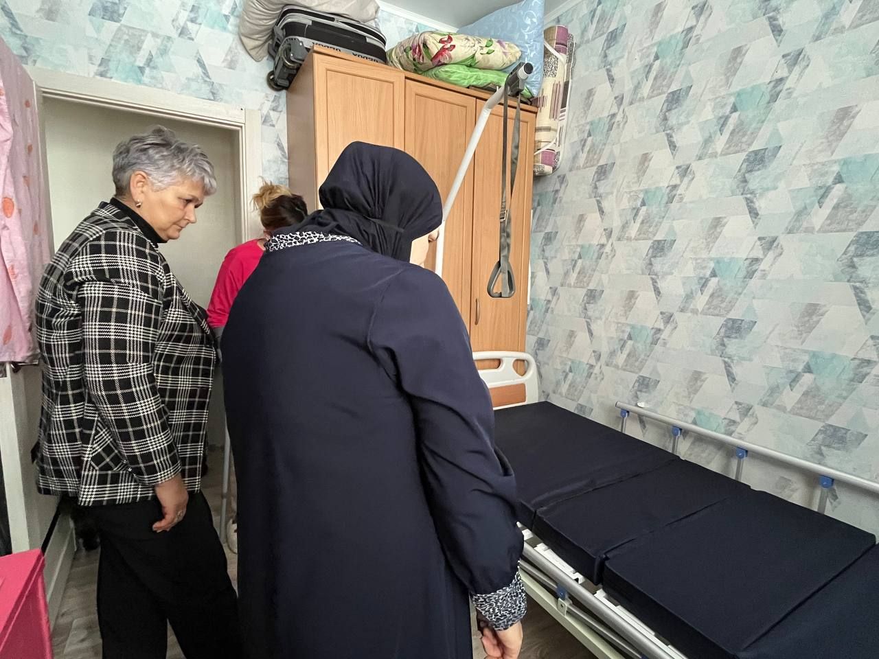 Депутатская помощь: Семье Мансуровых из Кукмора подарили кровать для ухода за лежащим больным