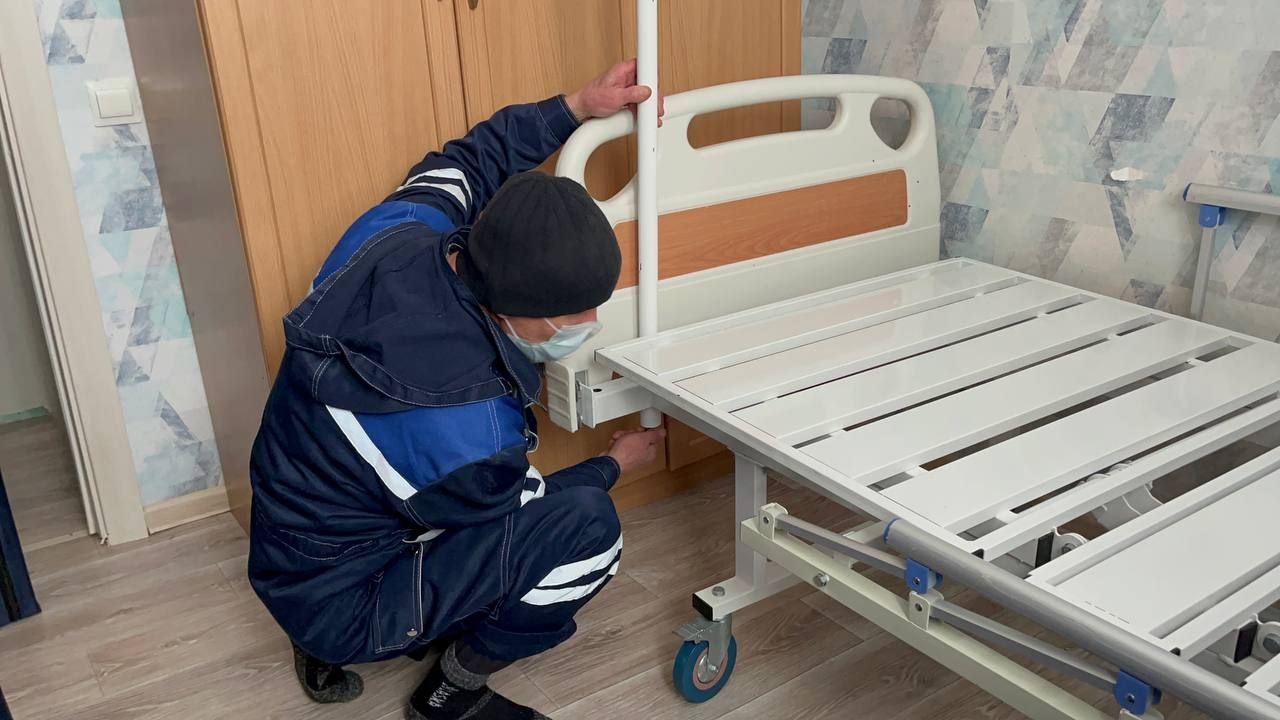 Депутатская помощь: Семье Мансуровых из Кукмора подарили кровать для ухода за лежащим больным