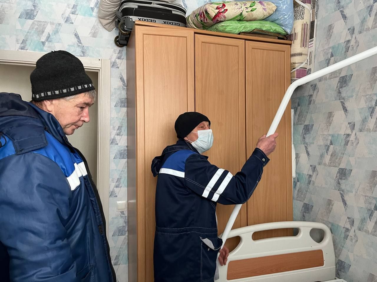 Депутатская помощь: Семье Мансуровых из Кукмора подарили кровать для ухода за лежащим больным