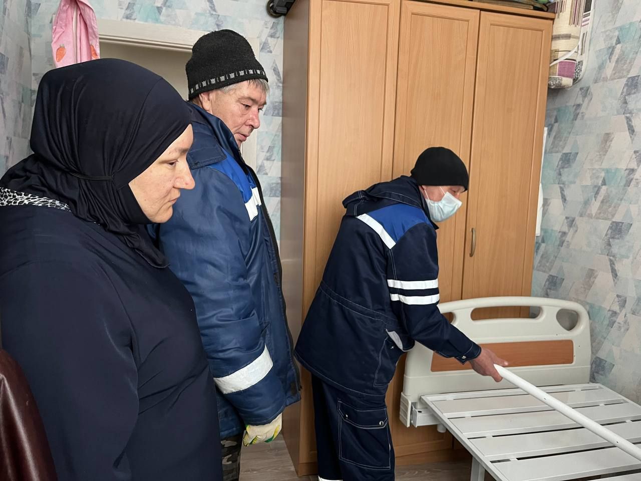 Депутатская помощь: Семье Мансуровых из Кукмора подарили кровать для ухода за лежащим больным