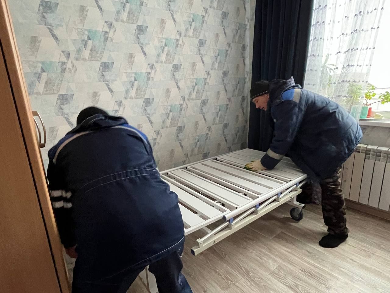 Депутатская помощь: Семье Мансуровых из Кукмора подарили кровать для ухода за лежащим больным