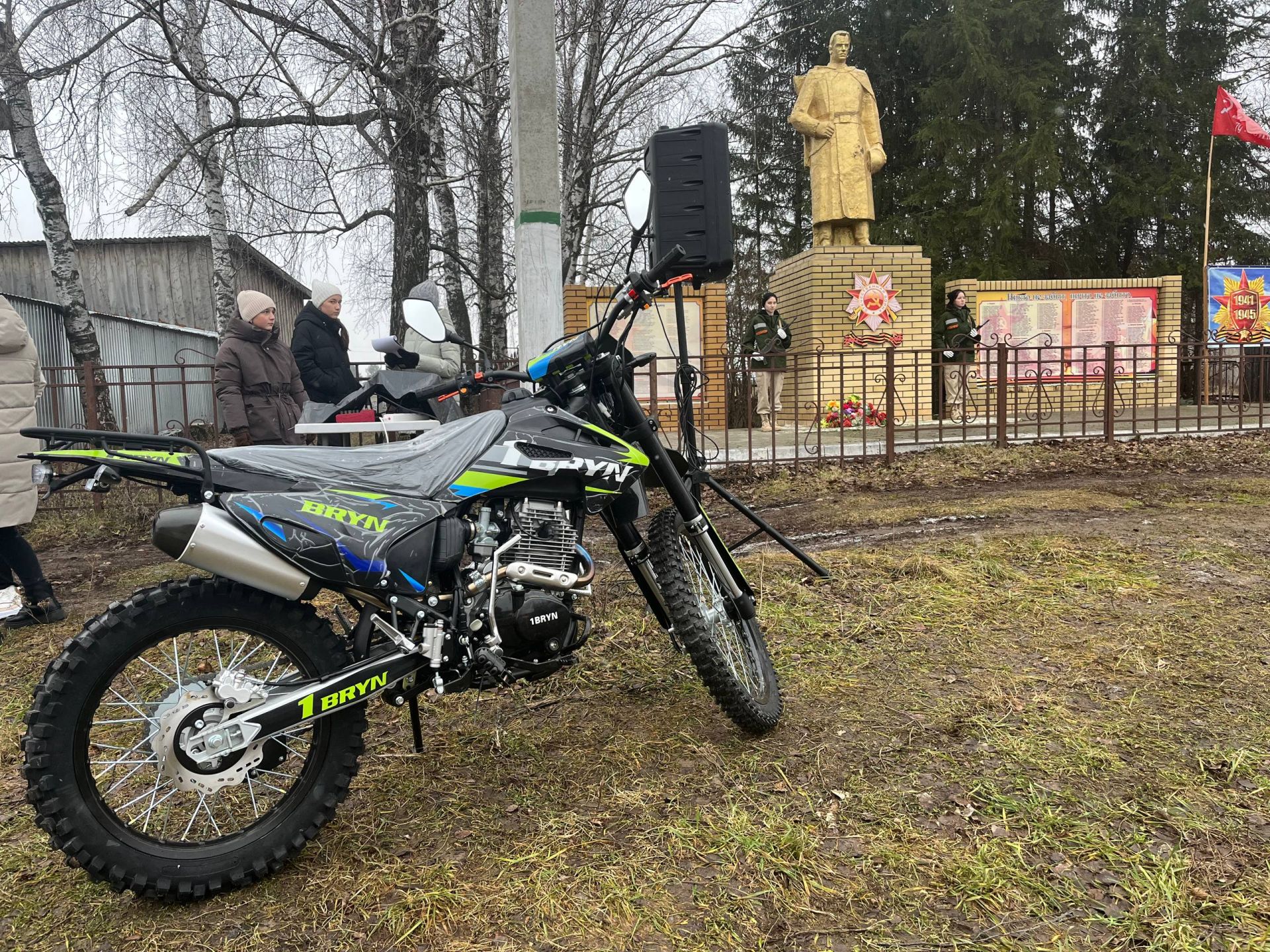 В Нырьинском сельском поселении состоялись торжественный митинг и возложение венков к памятнику Неизвестного солдата