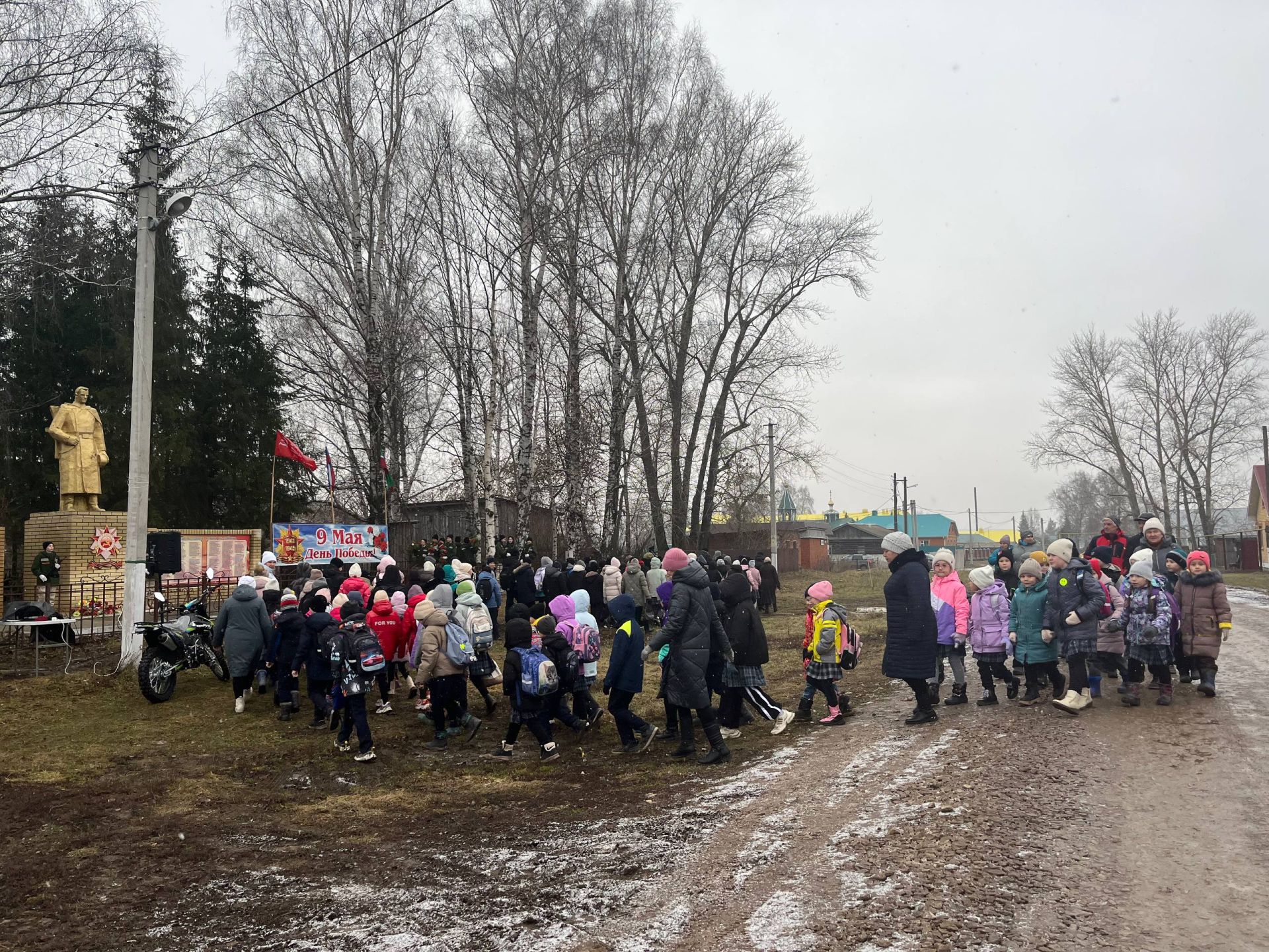 В Нырьинском сельском поселении состоялись торжественный митинг и возложение венков к памятнику Неизвестного солдата
