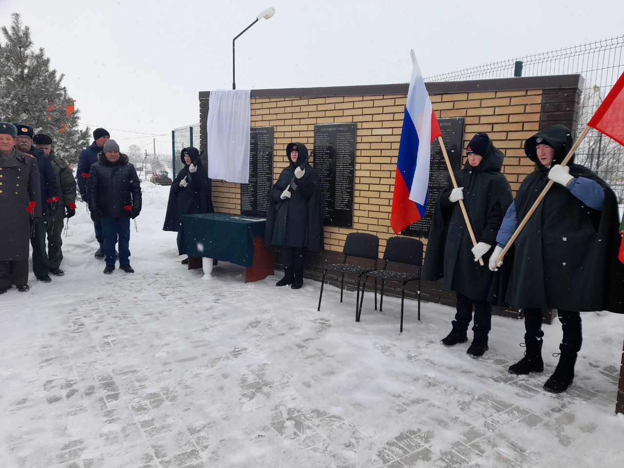 В селе Лельвиж Кукморского открыли мемориальную доску в память о Герое СВО