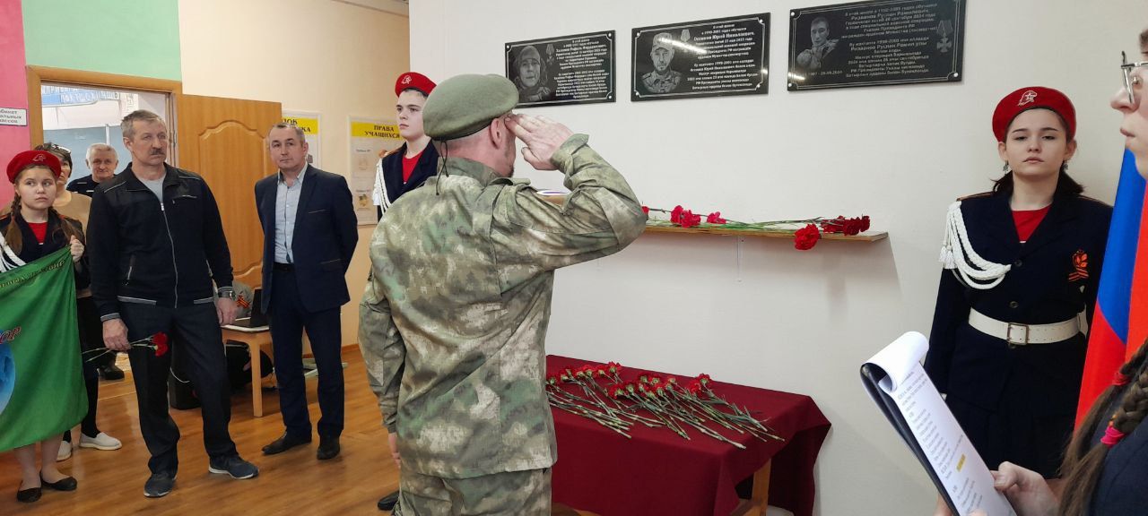 В Чарлинской школе Кукморского района открыли мемориальную доску в память о Герое СВО