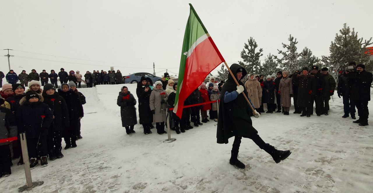 В селе Лельвиж Кукморского открыли мемориальную доску в память о Герое СВО