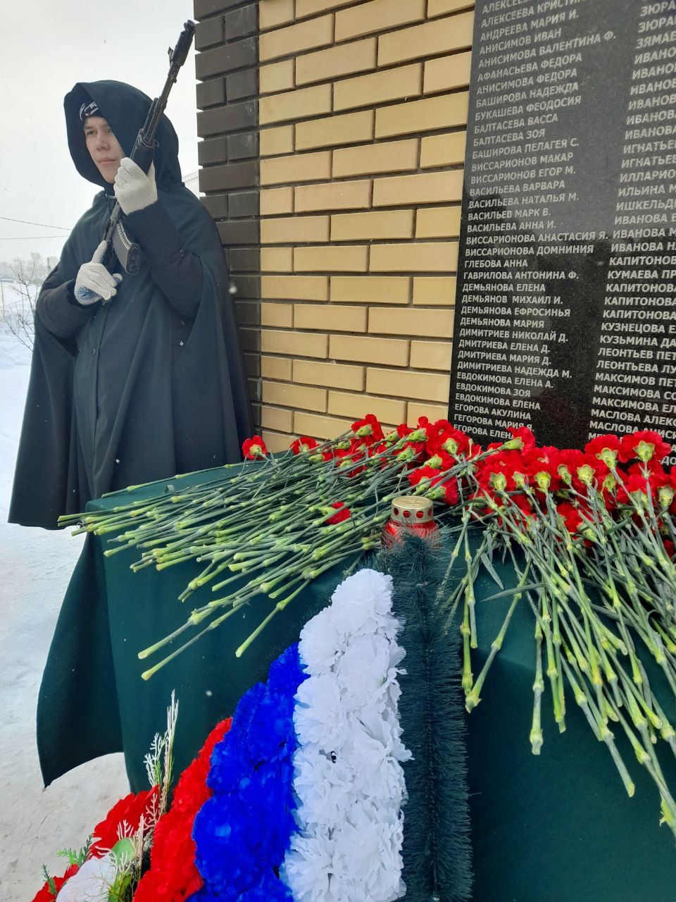 В селе Лельвиж Кукморского открыли мемориальную доску в память о Герое СВО