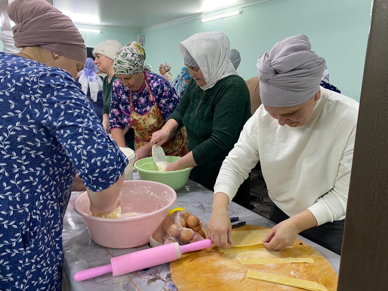 Мастерицы деревни Аш-Бузи Кукморского района плетут маскировочные сети и нарезают лапшу для бойцов СВО