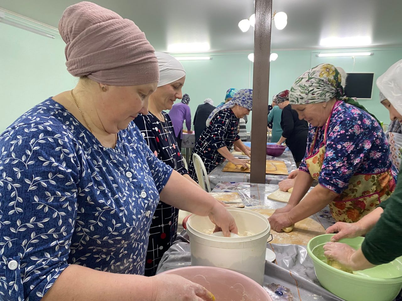 Мастерицы деревни Аш-Бузи Кукморского района плетут маскировочные сети и нарезают лапшу для бойцов СВО