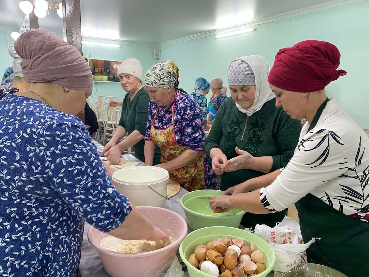 Аш-Буҗи уңганнары СВОга маскирова өчен челтәрләр үрәләр, токмач кисәләр