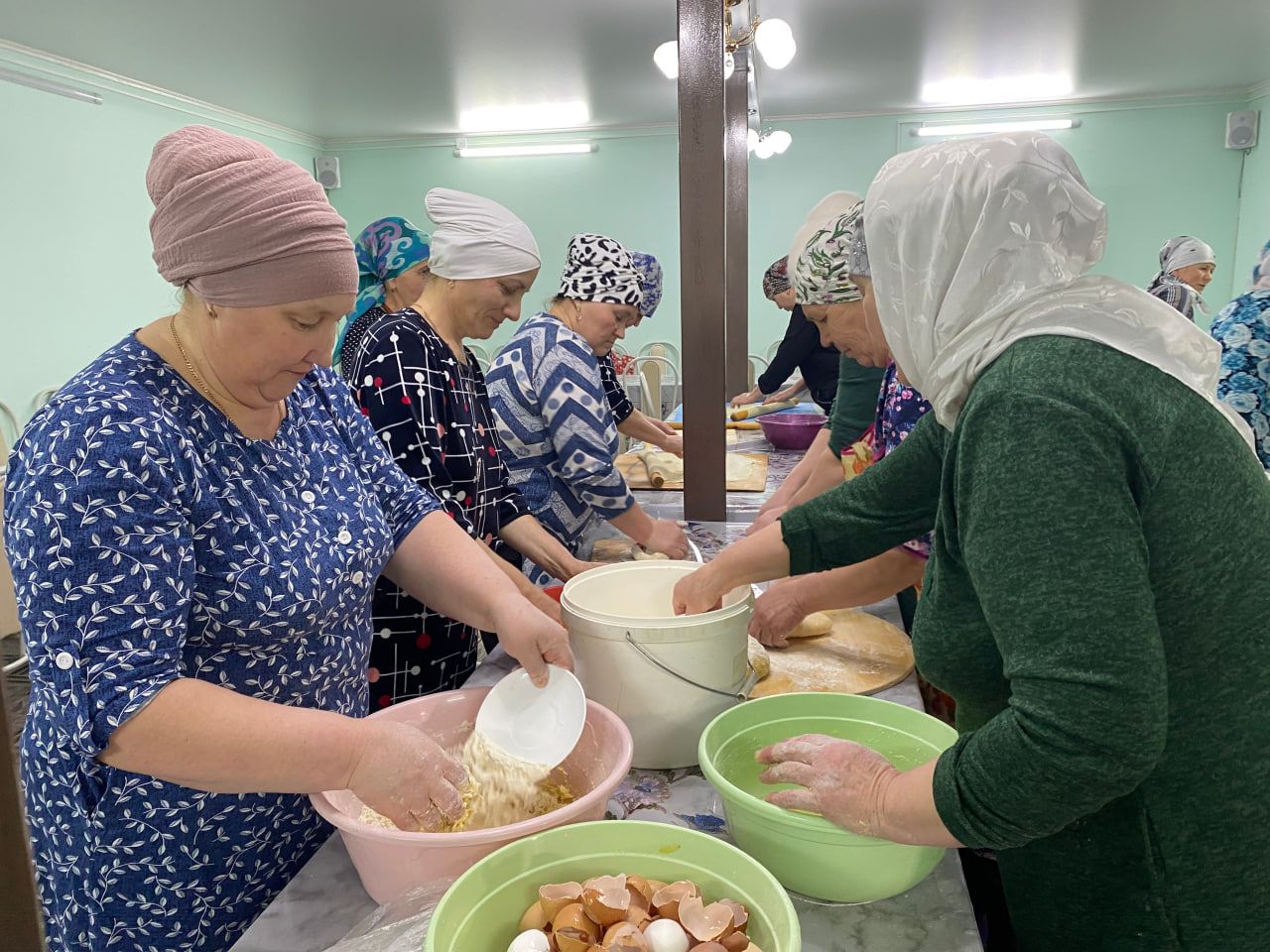 Мастерицы деревни Аш-Бузи Кукморского района плетут маскировочные сети и нарезают лапшу для бойцов СВО