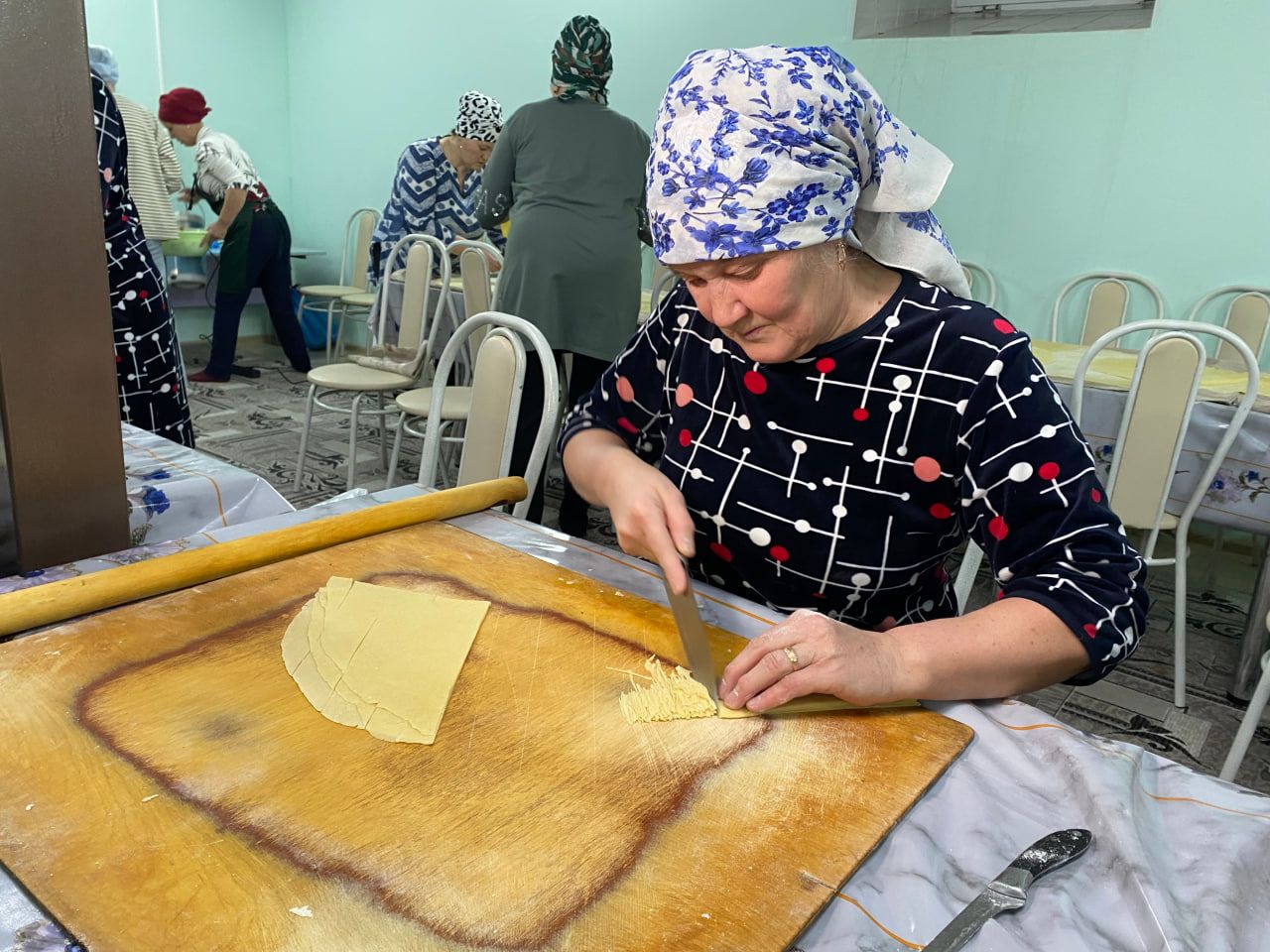 Мастерицы деревни Аш-Бузи Кукморского района плетут маскировочные сети и нарезают лапшу для бойцов СВО