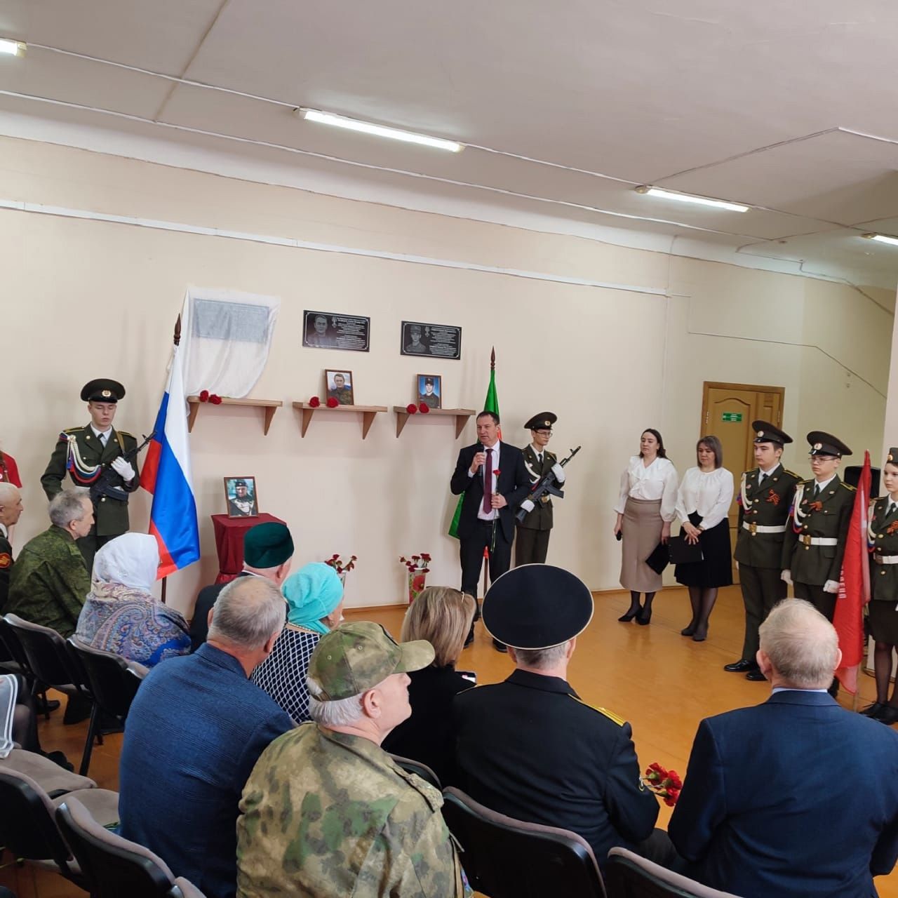 В Кукморской гимназии №1 открыли мемориальную доску в память о погибшем бойце СВО