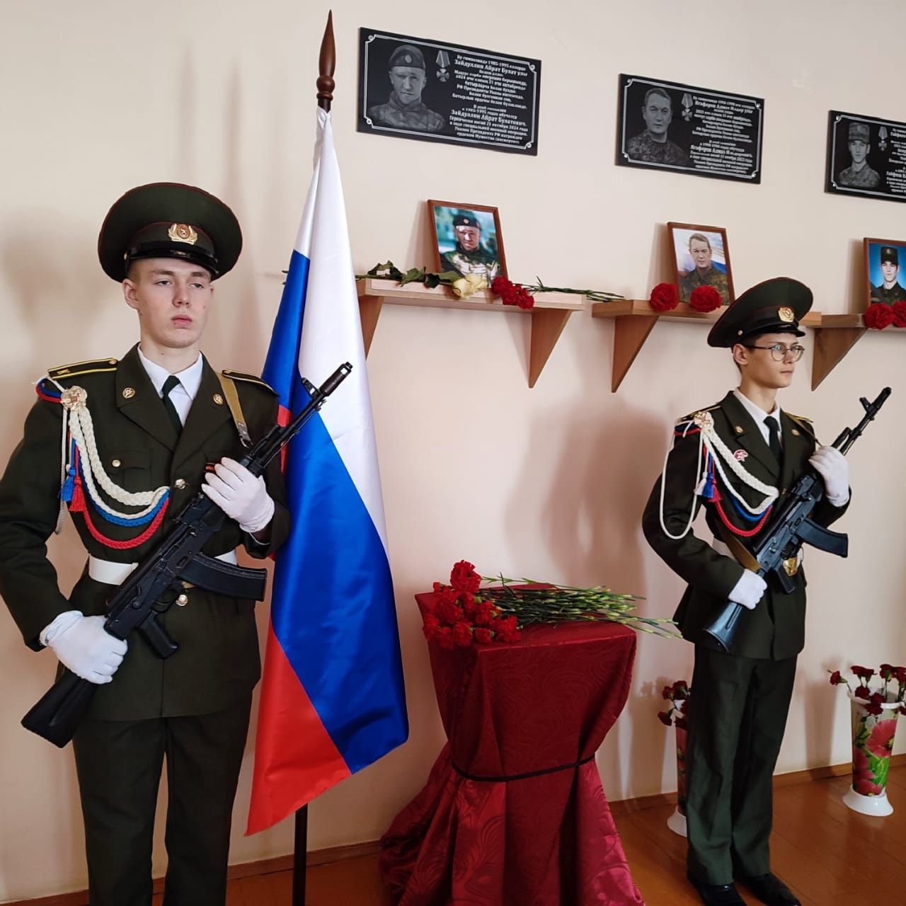 В Кукморской гимназии №1 открыли мемориальную доску в память о погибшем бойце СВО