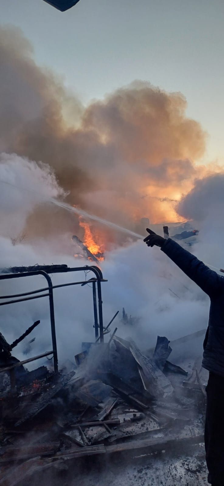 В Кукморе пожар уничтожил четыре сарая