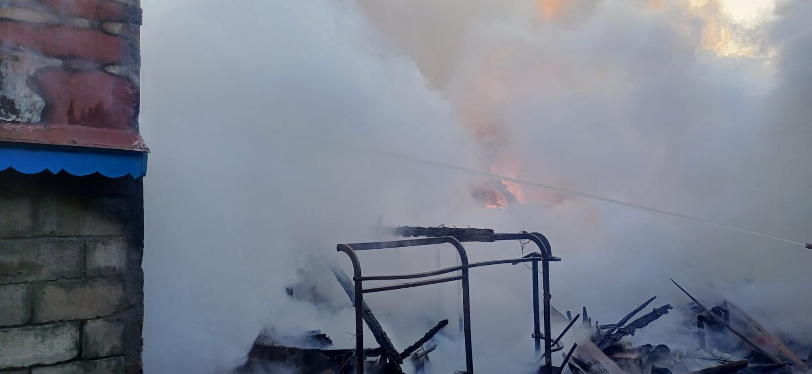 В Кукморе пожар уничтожил четыре сарая