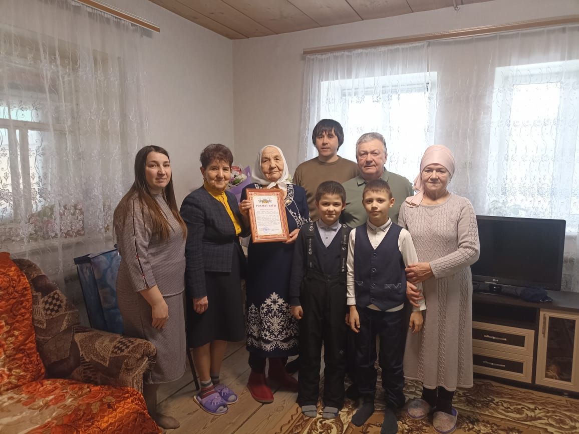 Юбилярам Кукморского района вручили Благодарственные письма главы района