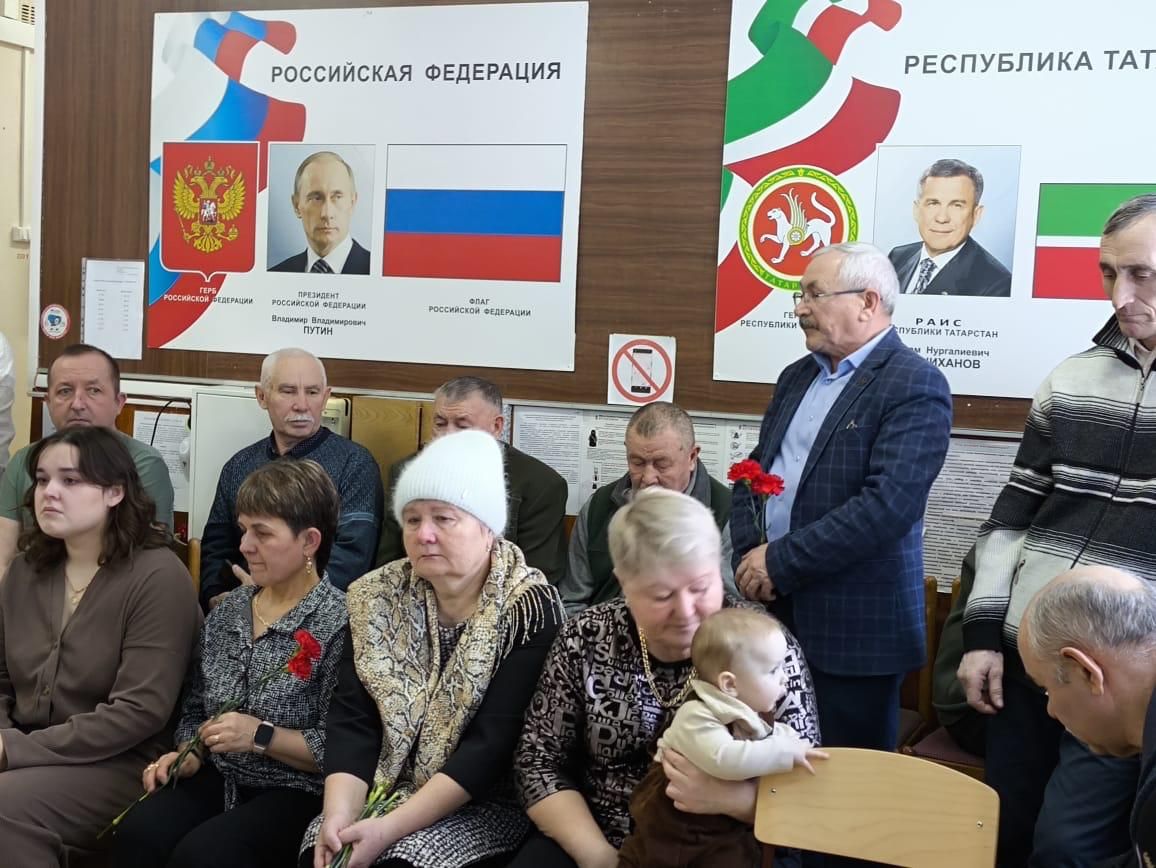 В Нижнеискубашской школе установили мемориальную доску памяти погибшего в СВО выпускника