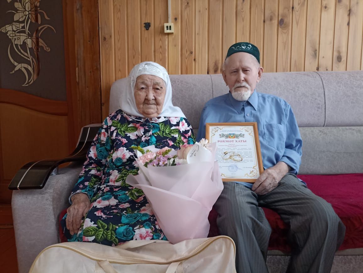 Кәркәүчтә яшәүче Фәния һәм Тимерхан Фатыйховлар “Районның мактаулы юбилярлары” китабына кертелделәр