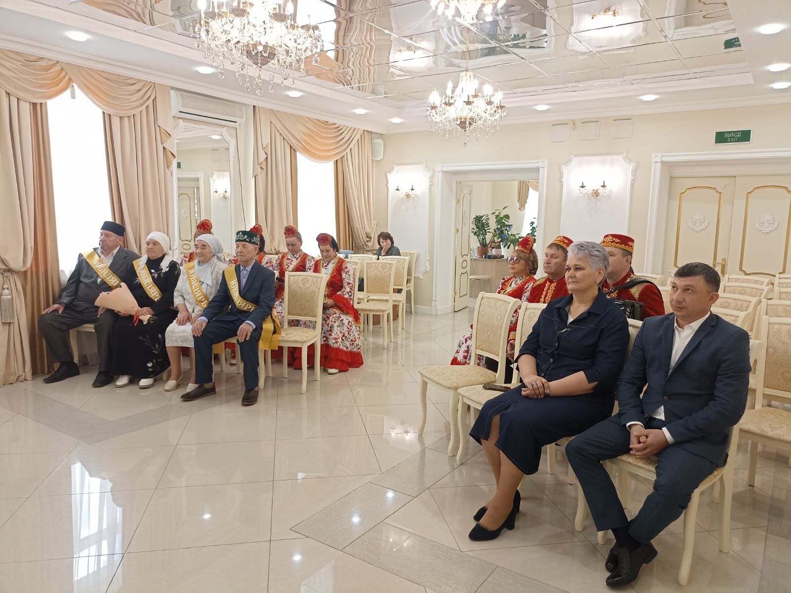 Кукмарада алтын туйларын үткәрүчеләр «Районның мактаулы юбилярлары» китабына кертелде