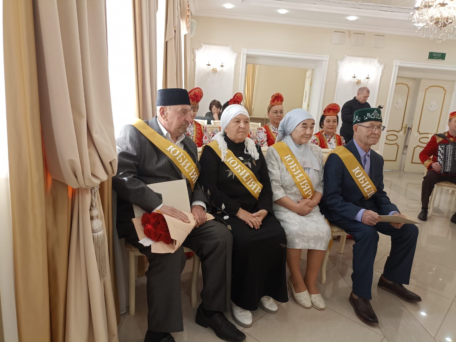 Кукмарада алтын туйларын үткәрүчеләр «Районның мактаулы юбилярлары» китабына кертелде