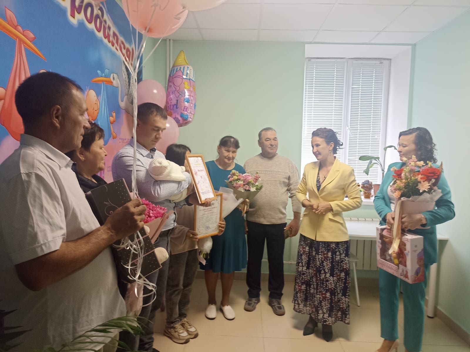 Кукмараның бала тудыру йортында 9 май көнне дөньяга килгән сабыйны өйгә чыгардылар