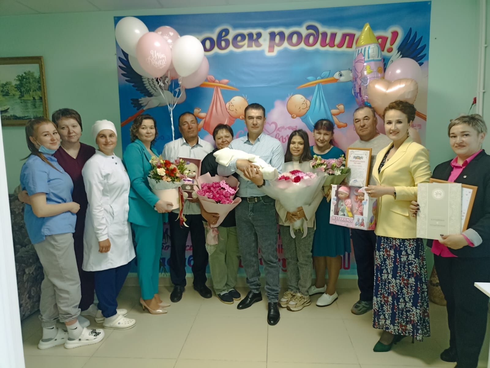 Кукмараның бала тудыру йортында 9 май көнне дөньяга килгән сабыйны өйгә чыгардылар