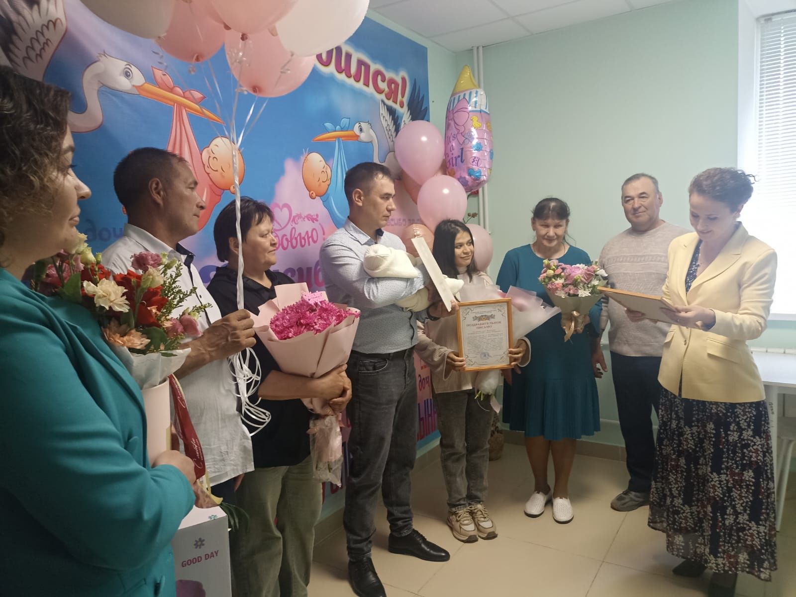 Кукмараның бала тудыру йортында 9 май көнне дөньяга килгән сабыйны өйгә чыгардылар
