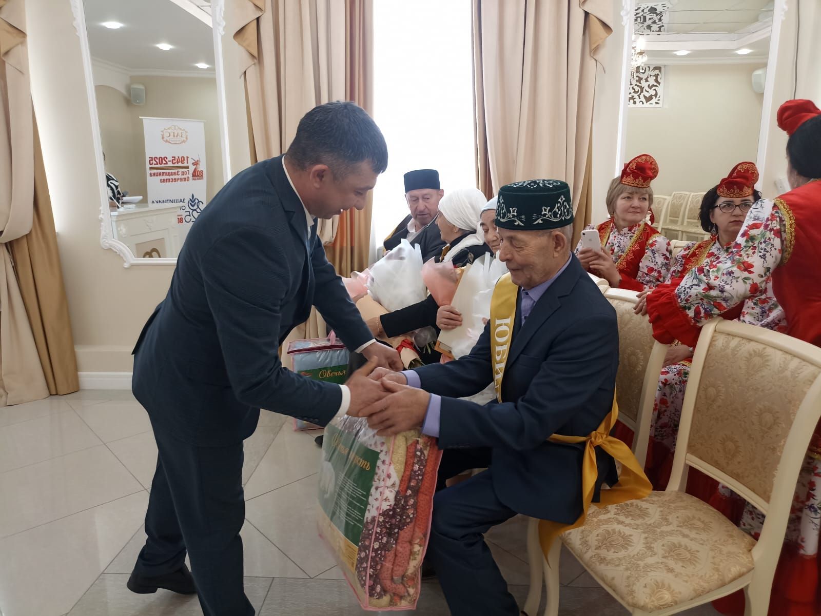Кукмарада алтын туйларын үткәрүчеләр «Районның мактаулы юбилярлары» китабына кертелде