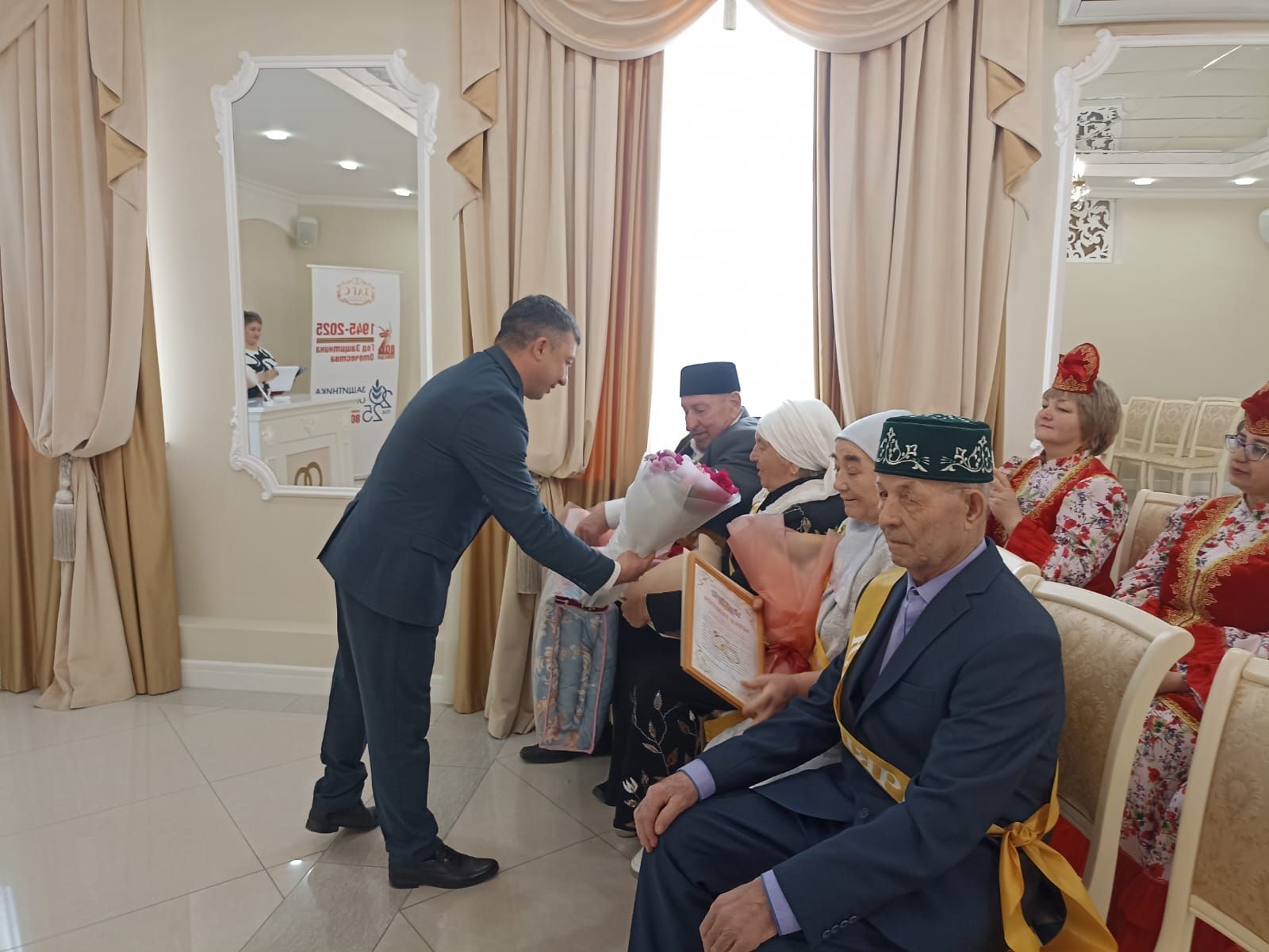 Кукмарада алтын туйларын үткәрүчеләр «Районның мактаулы юбилярлары» китабына кертелде