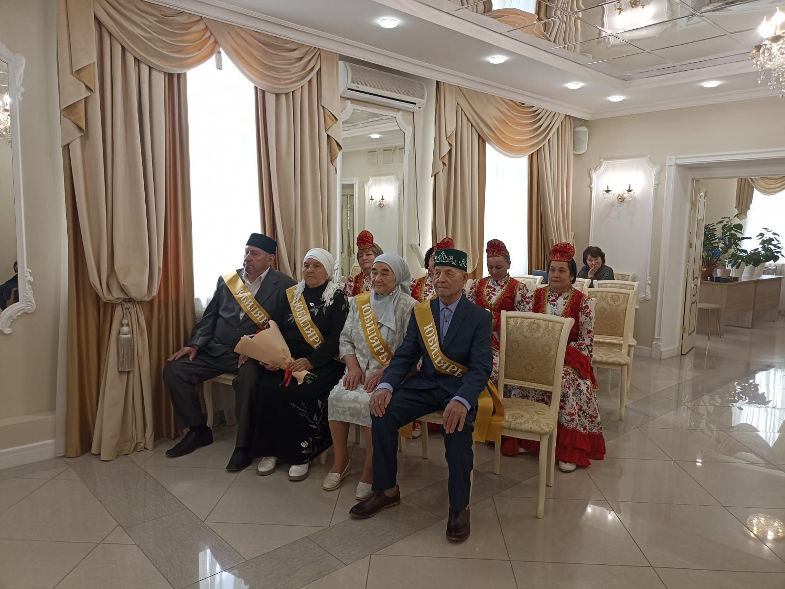 Кукмарада алтын туйларын үткәрүчеләр «Районның мактаулы юбилярлары» китабына кертелде