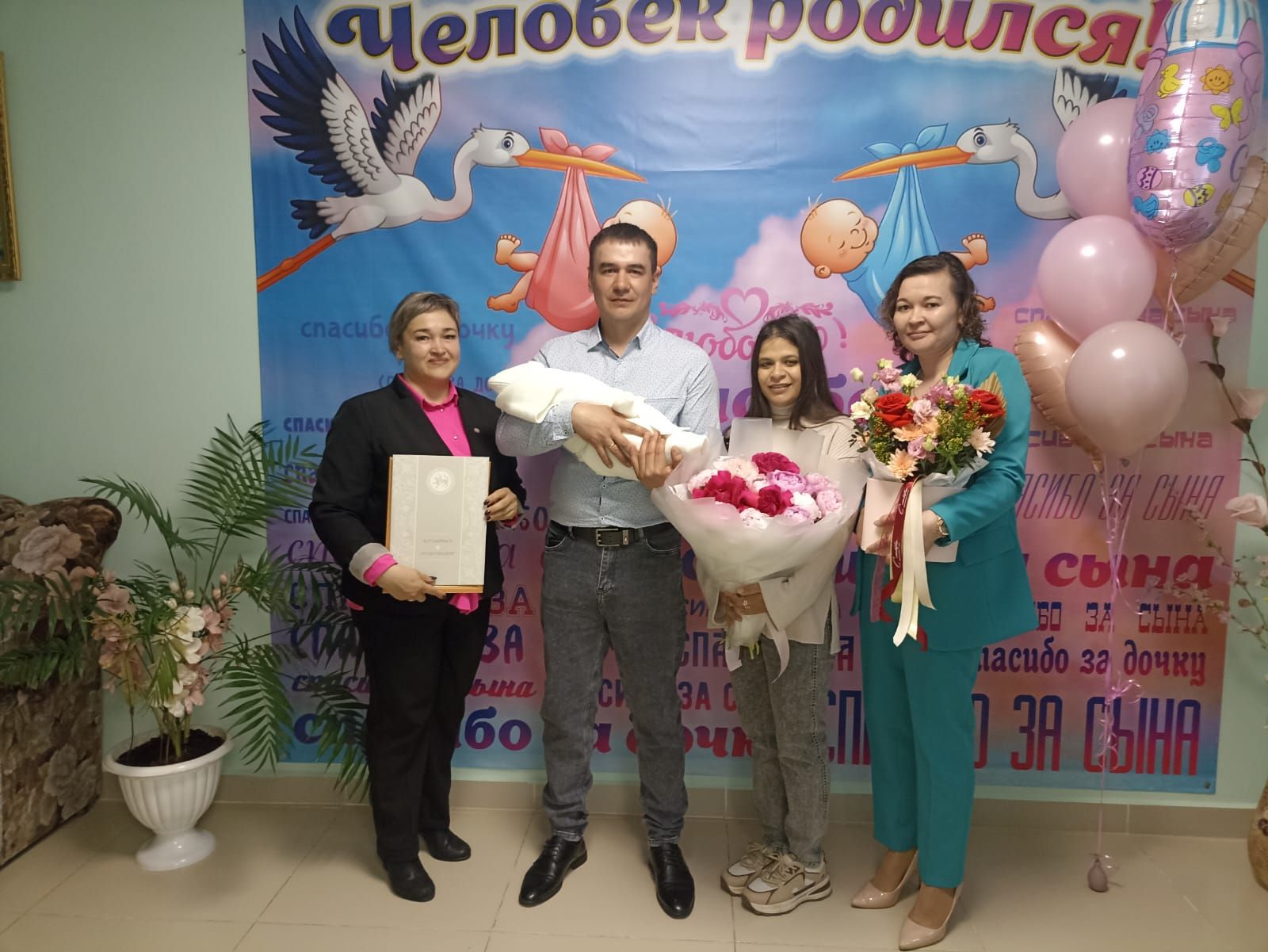 Кукмараның бала тудыру йортында 9 май көнне дөньяга килгән сабыйны өйгә чыгардылар